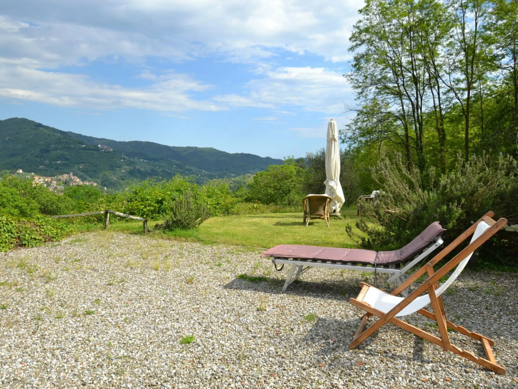 Beautiful Cottage in Pescia with bubble bath