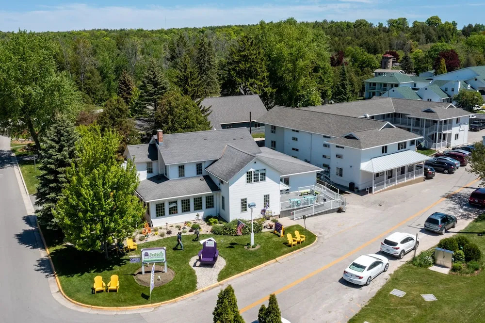 Julies Park Cafe & Motel