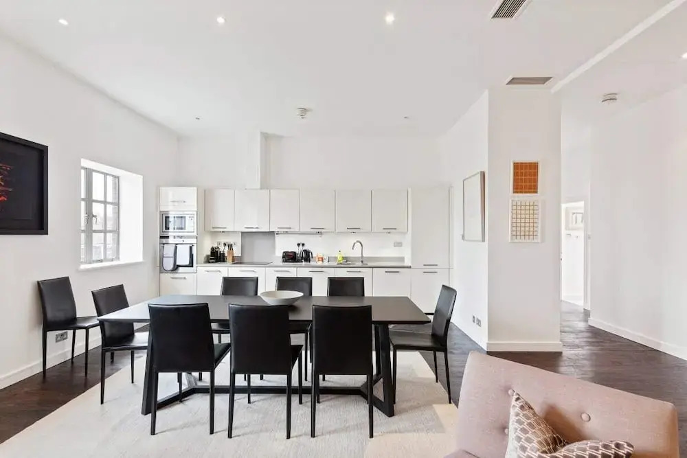 Stunning 3 Bed Apartment With Parquet Wooden Flooring in Baker Street