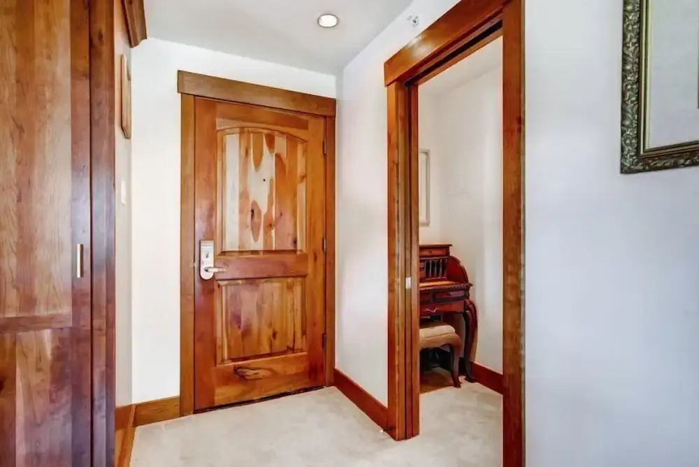 Luxury Ski In, Ski Out 1 Bedroom Mountain Residence In The Heart Of Lionshead Village With Heated Slope Side Pool And Hot Tub