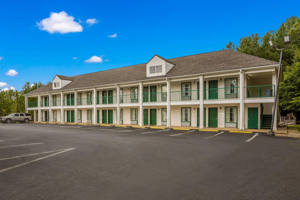 Quality Inn & Suites Greensboro near Lake Oconee