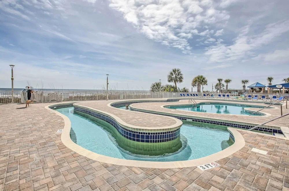 2 Mi to Barefoot Landing: Beachfront Resort Studio