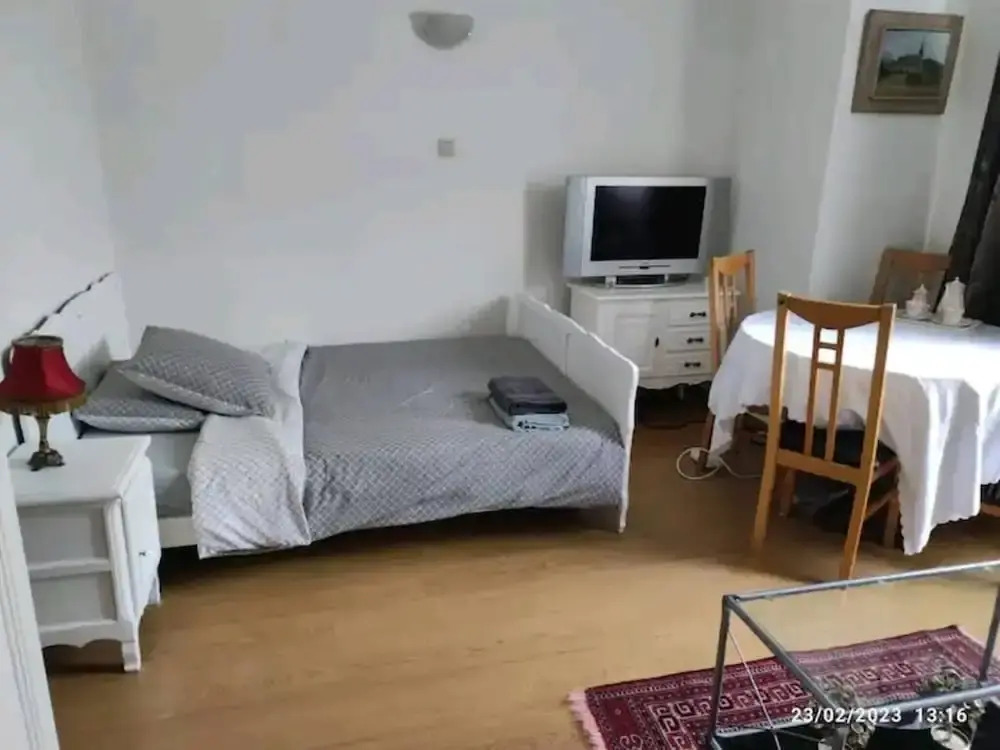 "entire Cozy Three Bedroom Apartment in Bruxelles"
