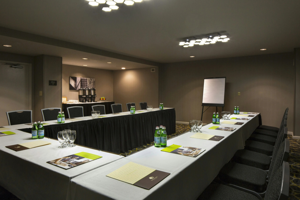 DoubleTree by Hilton Newark-Fremont