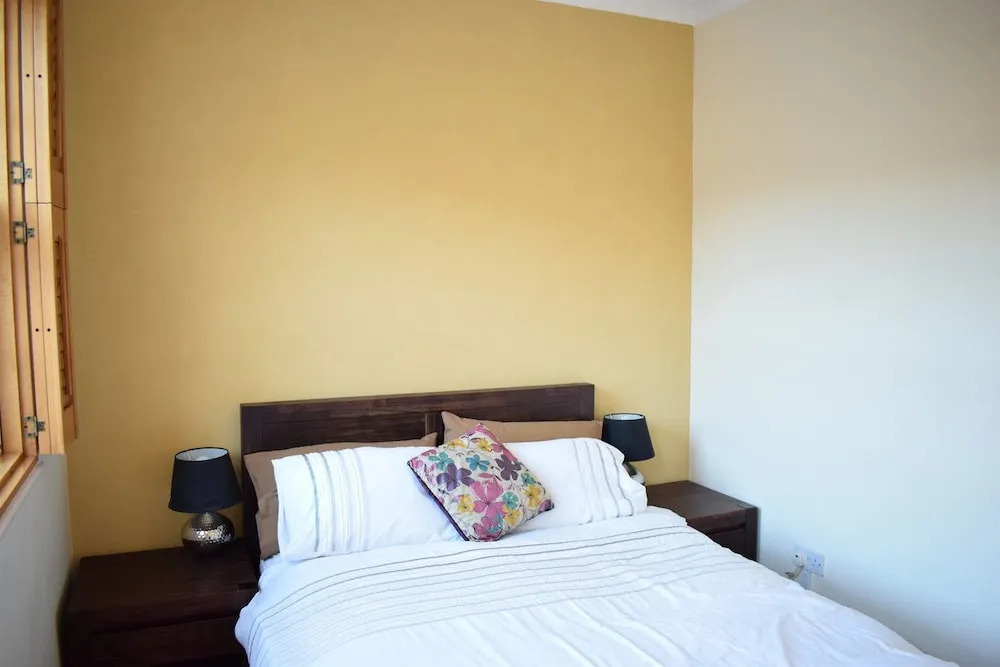 Spacious 2 Bedroom Property by The River Thames