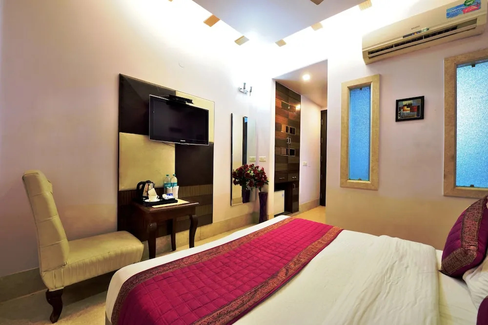 Hotel Taksh Inn