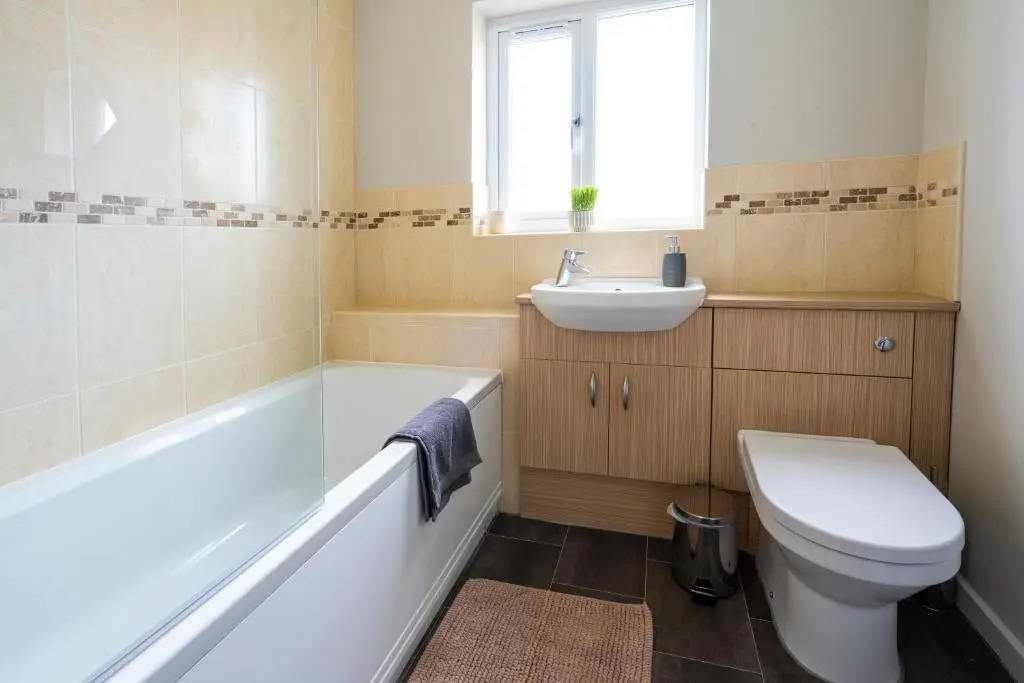 Bright & Modern 4 Bedroom Townhouse