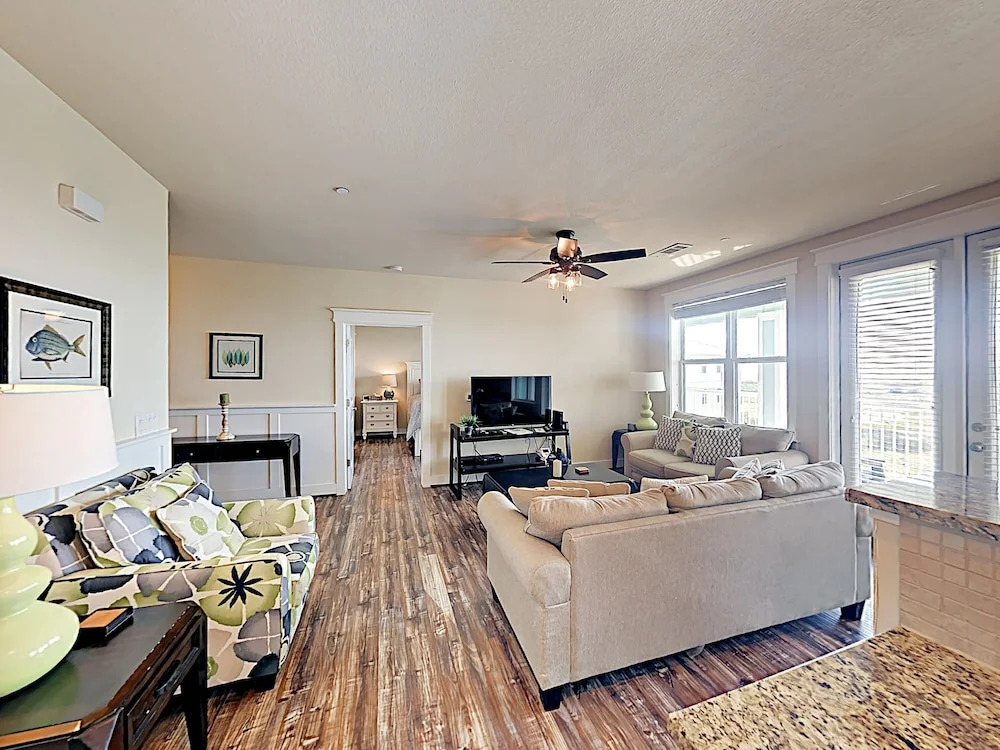 New Listing! Bay-view Gem W/ Pool, Hot Tub & Beach 2 Bedroom Condo