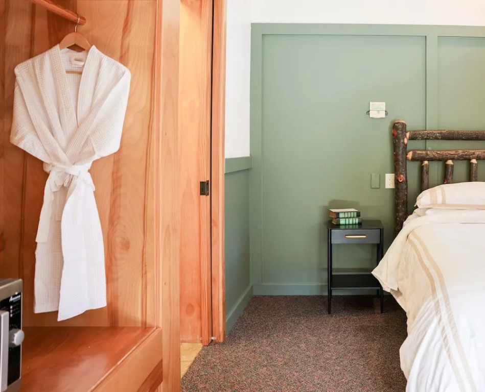 Outland Chalet & Suites Great Smoky Mountains