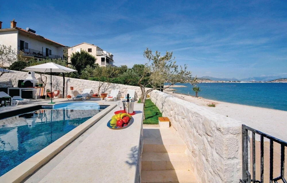 Amazing Home in Seget Donji With Wifi and 5 Bedrooms