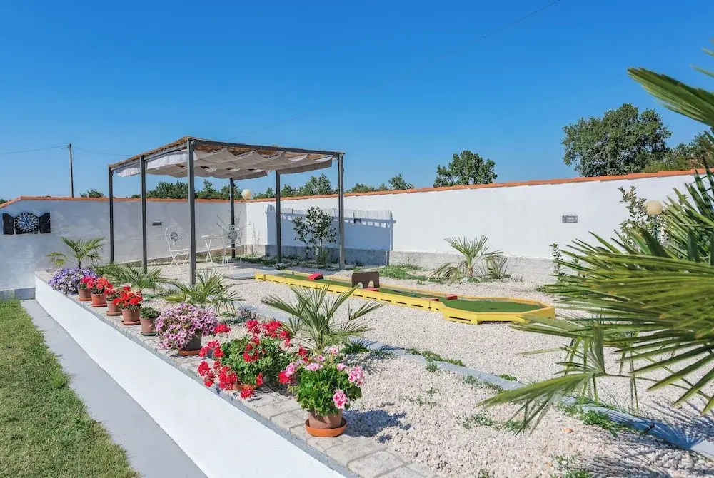Family home with hydromassage pool & fun activities