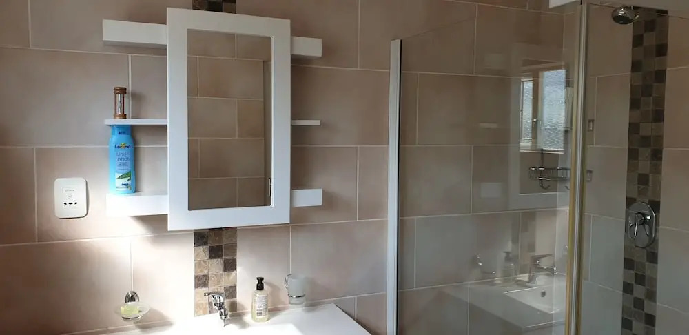 Small Cottage With Sep. Bedroom, En-suite Bathroom, Eating Room With Kitchenet