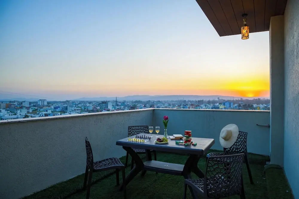 Alaya Stays BYDM The Sky Heaven - 4 BHK Penthouse 15 Min from Triveni Ghat With Balcony & Lift