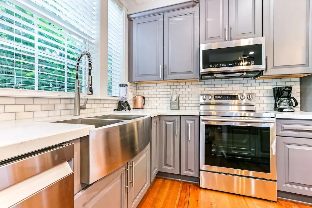 Spacious 5 BR Retreat with Pool - Near It All