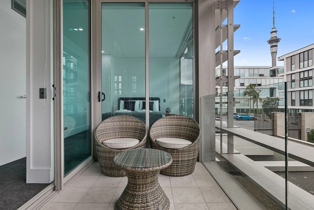 QV Upscale Modern Apt with Parking -965