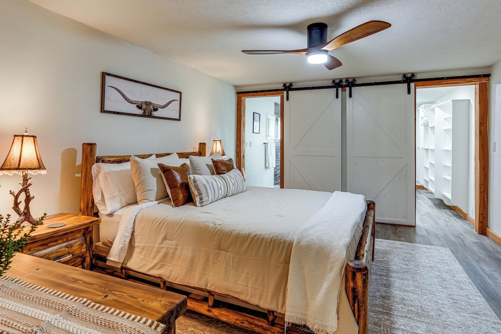 1/2 Mi to State Park! Riverfront Ozarks Retreat