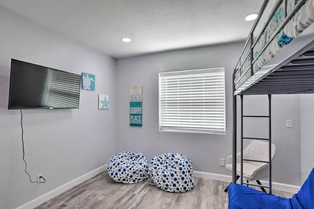 Breezy Largo Getaway - 5 Minutes to Beach!