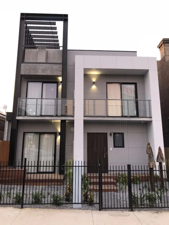Timber Door Luxury Accommodation Geelong
