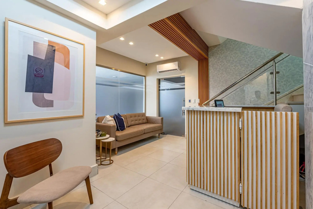 Hotel Stay Here Suites