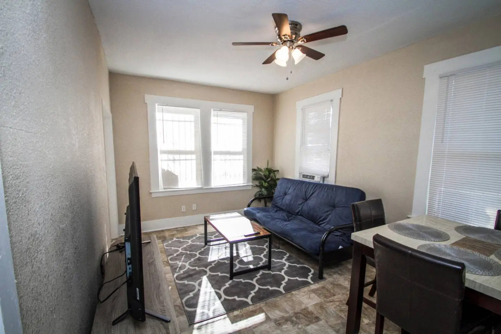 Virginia #A Cozy 2BA/1BA near Downtown Sleeps 8