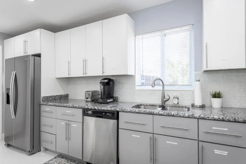 Amazing! 3br 2ba Sofa Bed, Near Beach, Heated Pool, Full Kitchen, WiFI, Patio, BBQ, Private Yard, Peaceful Neighborhood