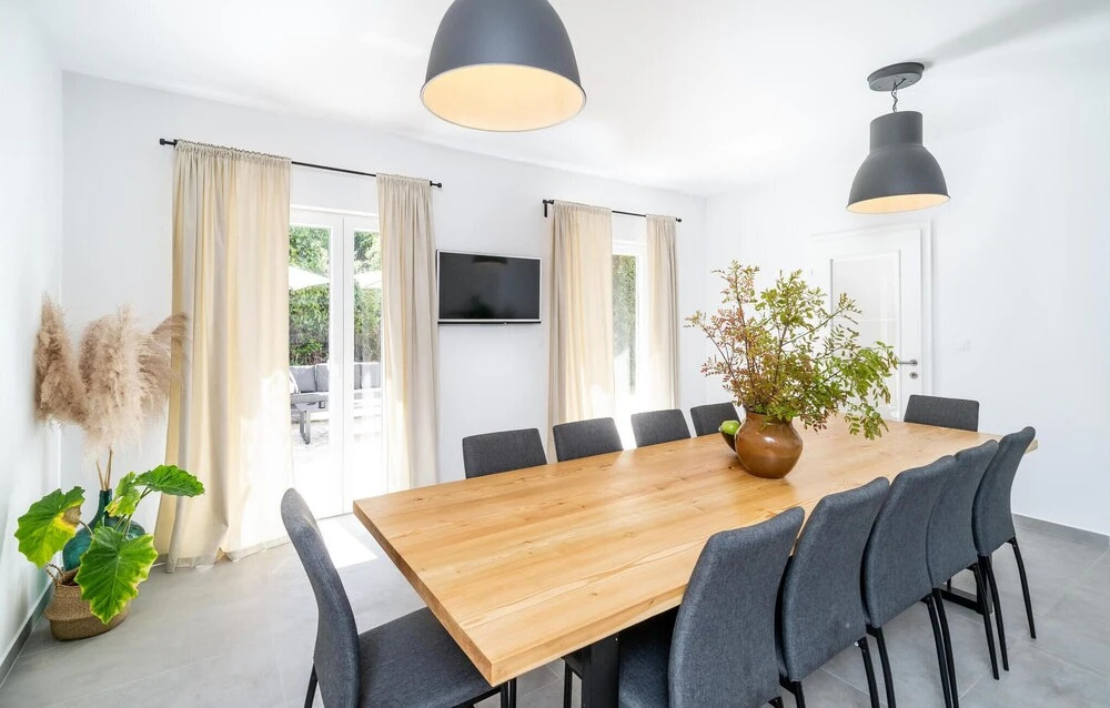 Beautiful Home in Molunat With Wifi and 8 Bedrooms