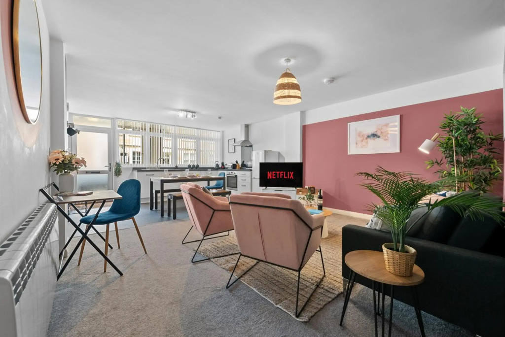 Glevum Lodge - 2BDRM Town Centre Apartment with open plan living area & walk in shower