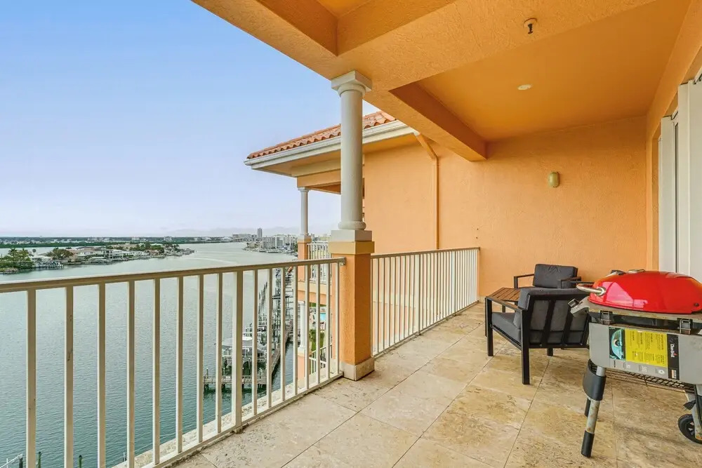8th Floor Penthouse, Walk to Clearwater Beach