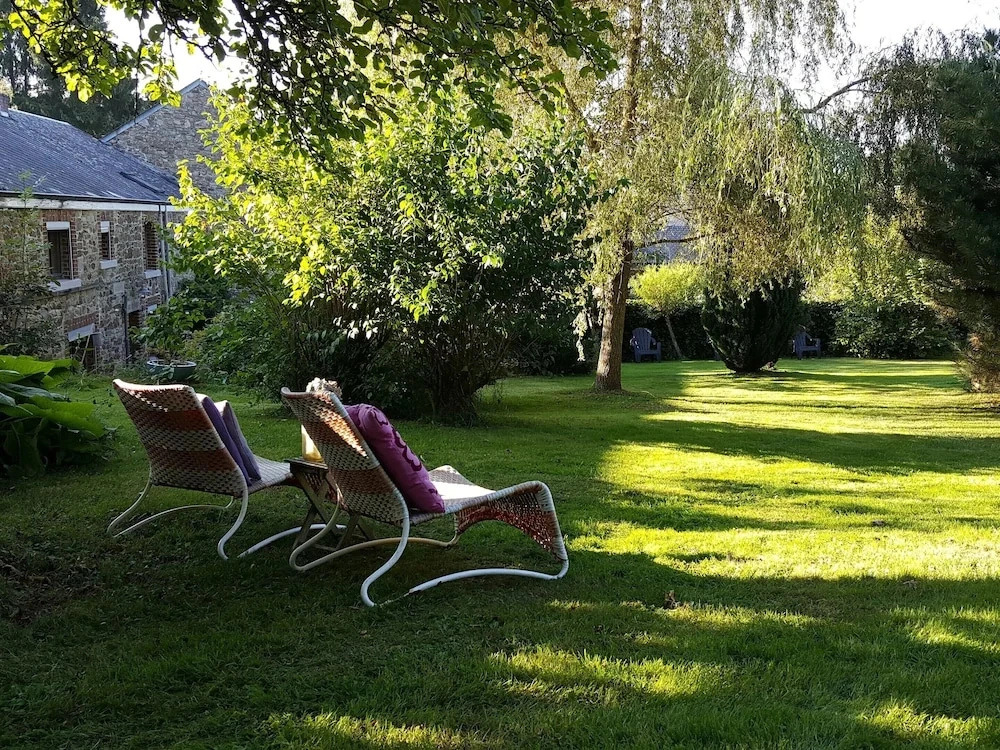 Charming Garden Holiday Home for 6