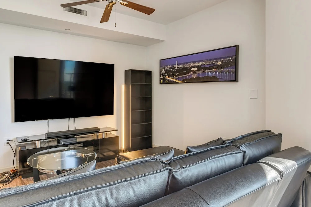 1 Mi to DCA Airport: Potomac Yard Apt w/ Pool