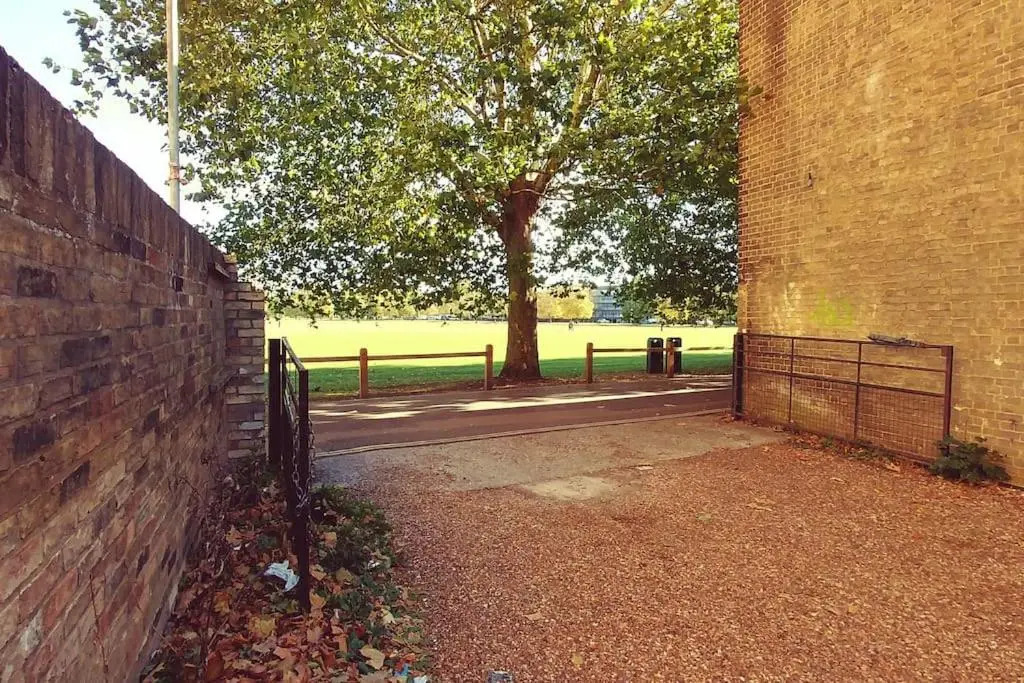 City Centre Location - Over Looking Parkers Piece! Private Entrance