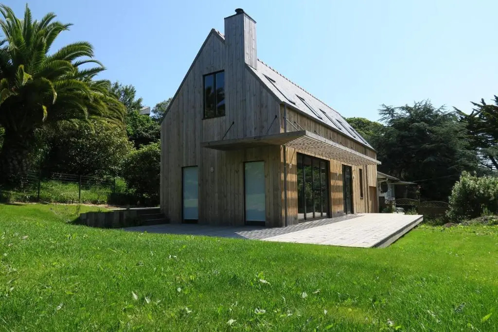 Villa neuve en bois, avec jardin et terrasse, au centre de PERROS-GUIREC - Réf 945