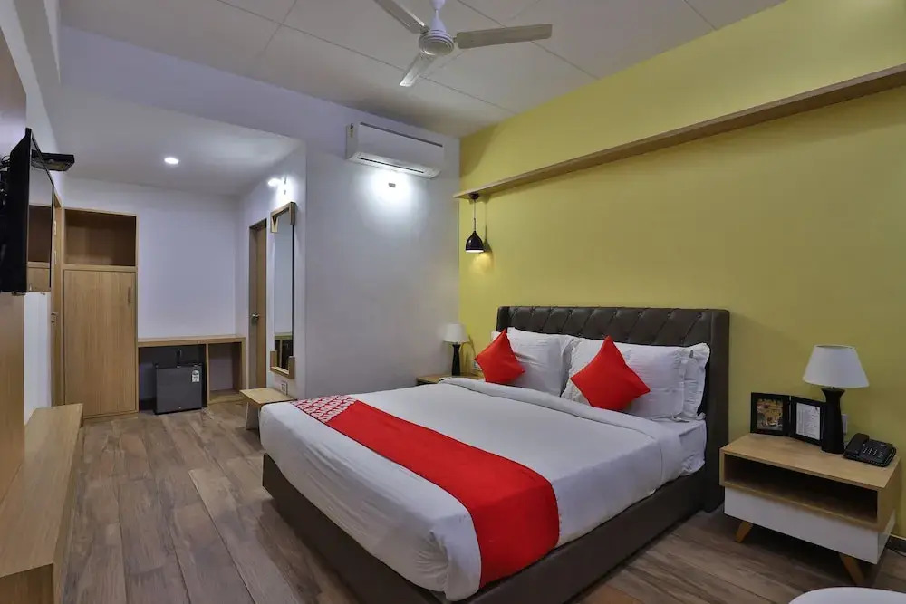 OYO 29305 Hotel Sanskruti Inn