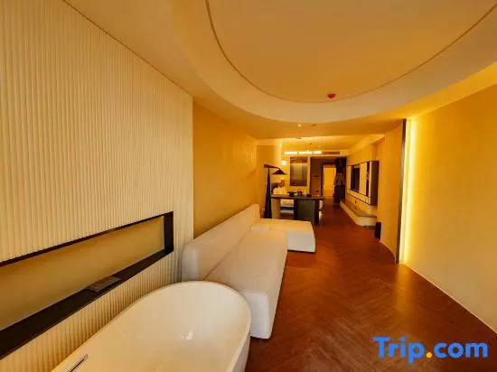 Nanning Leshell Waterside Hotel（Wanxiang City Fangte ASEAN God Painting Shop)