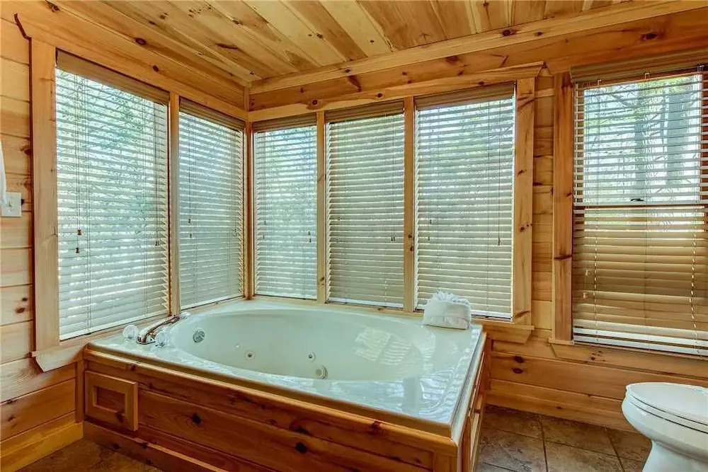 Rocky Top Lookout 4 Bedroom Home with Hot Tub