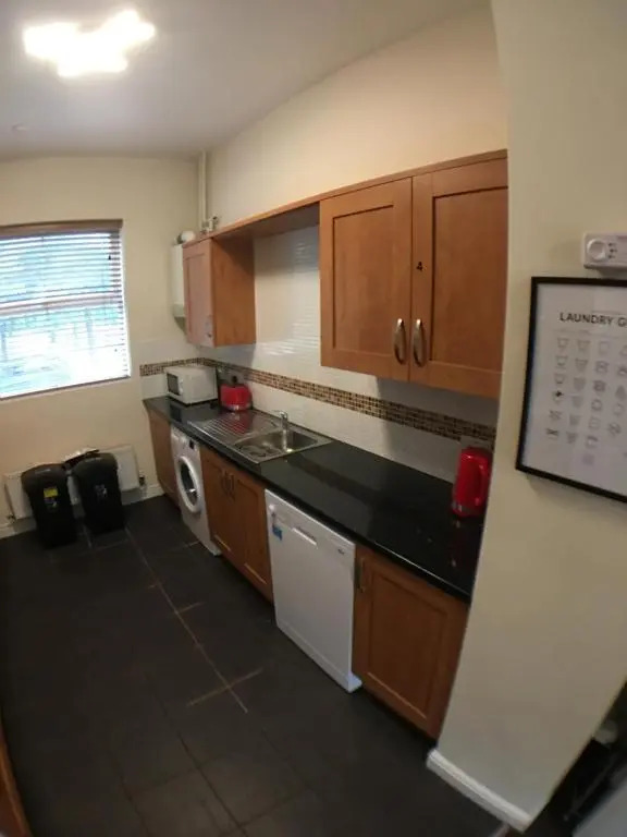 4 Bedrooms, 3 Bathrooms, Comfy beds, 5 Netflix TVs & VAN PARKING