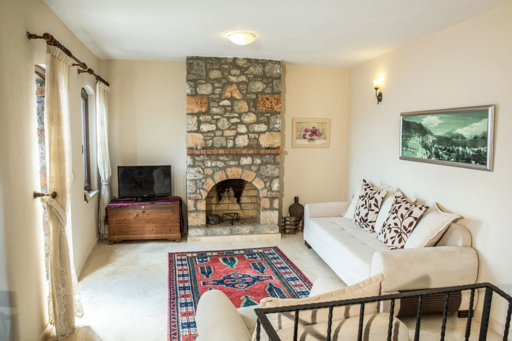 Metis Stone Home