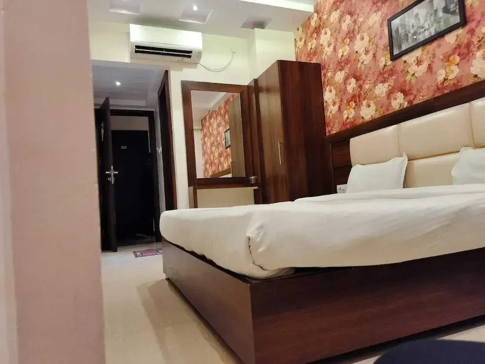 Hotel Golden Crown - 600m to Kashi Vishwanath Temple