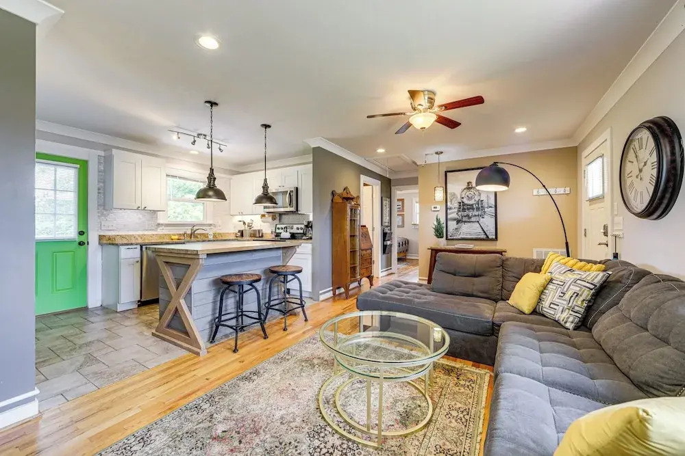 River Arts District Home - Walk to Downtown!