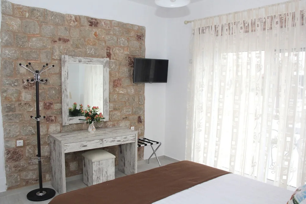 Haraki Stone Apartments