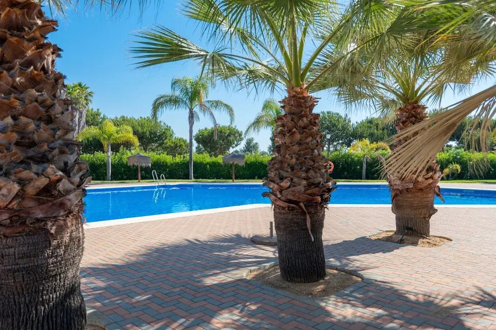 Golfside Comfort With Terrace & Pool