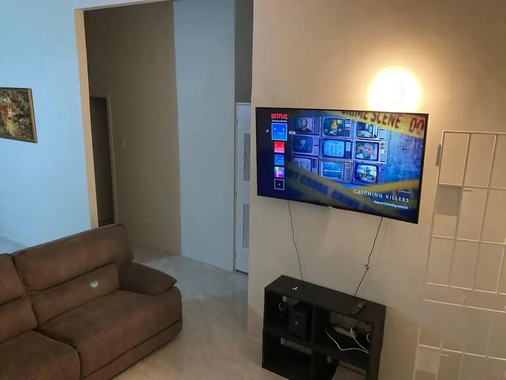 Sleeps 4 With Free Parking, 15-min to Beach