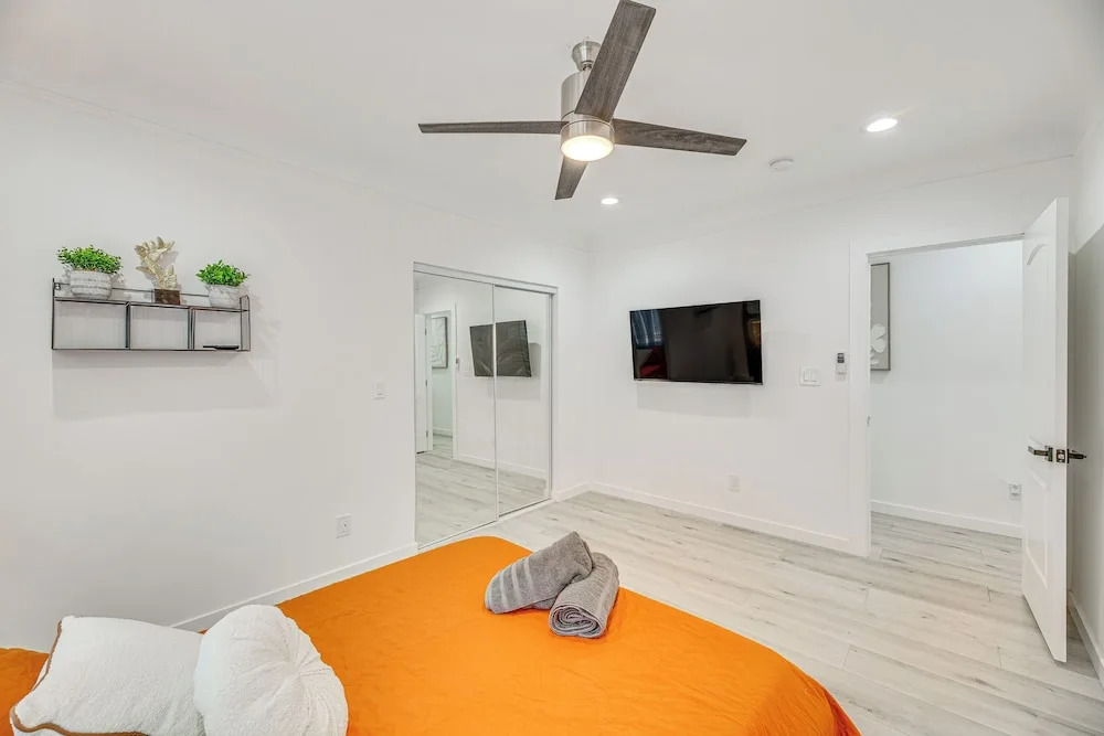 2 Mi to Citadel Outlets! East LA Retreat Near I-5