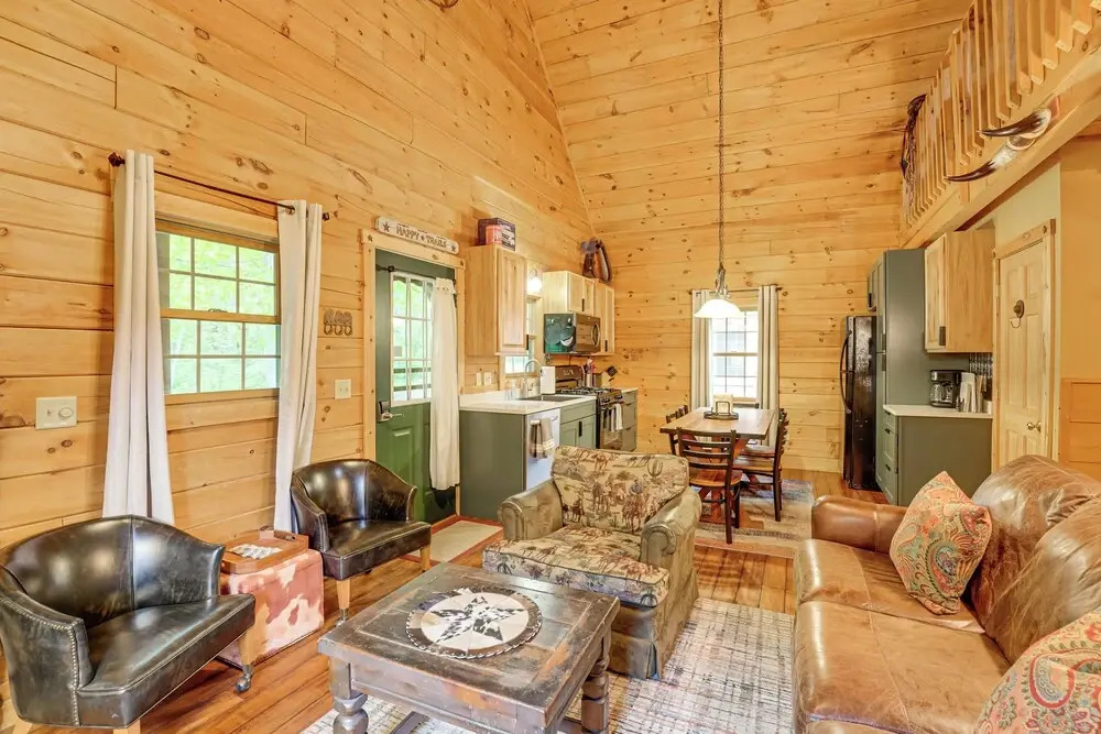 Fire Pit & Porch: Warm & Woodsy Rothbury Escape!