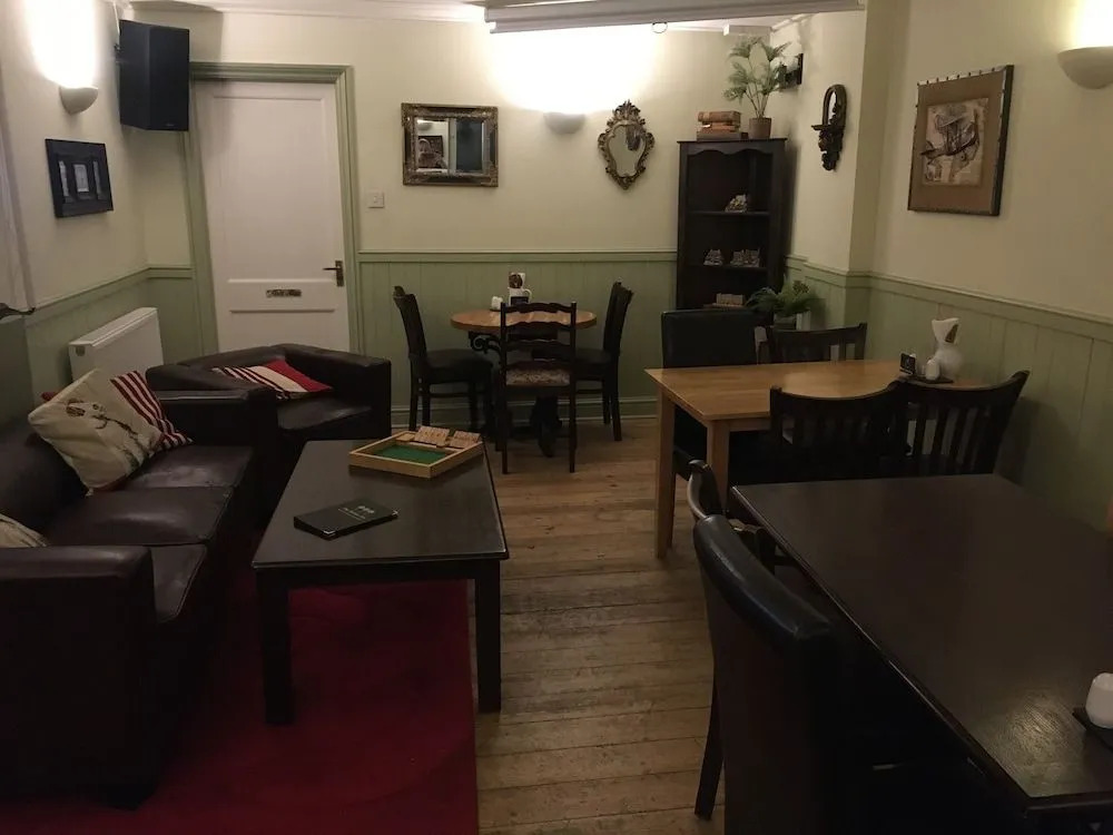 The Hollies Inn