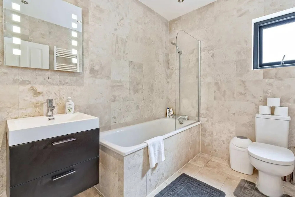 Stylish and Bright 3 Bedroom Duplex in North London