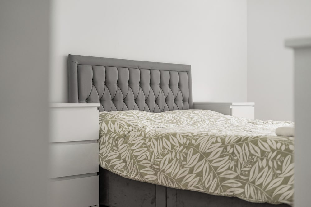 2 Bed Flat - Sleeps 2 - Parking - Wifi