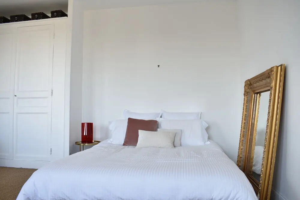 1 Bedroom Apartment Near Champs Elysee
