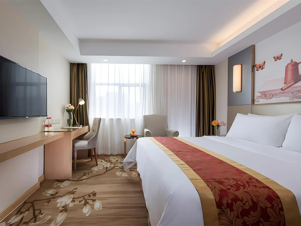 Vienna Hotel ( Guanlanhu station Shanshui Tianyuan)