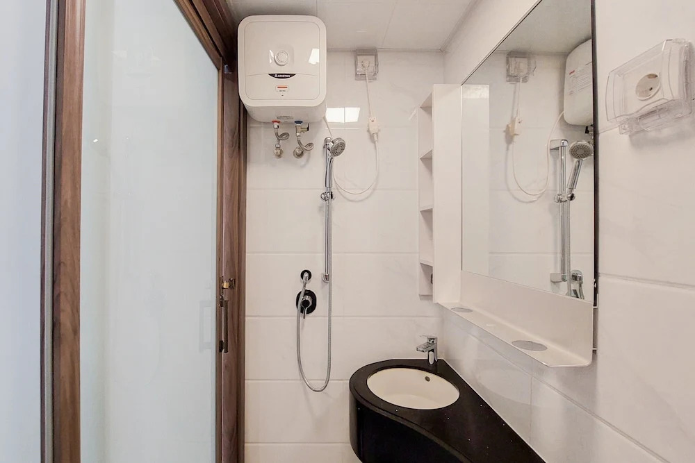 Cozy And Minimalist Studio Room At Sky House Bsd Apartment